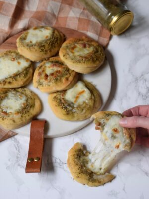 Recette de pizettes, mini pizzas au zaatar et mozzarella