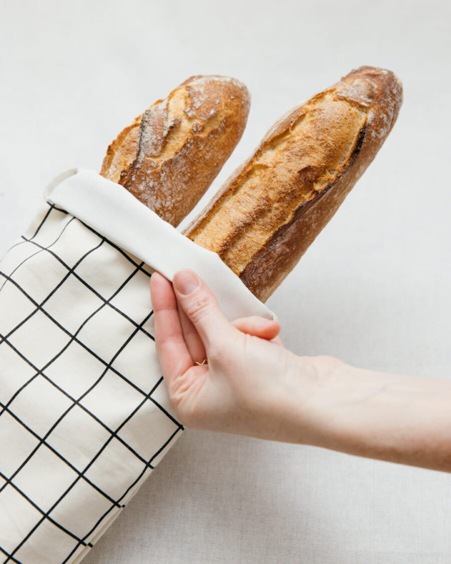 Deux baguettes dans le sac à pain Casavida