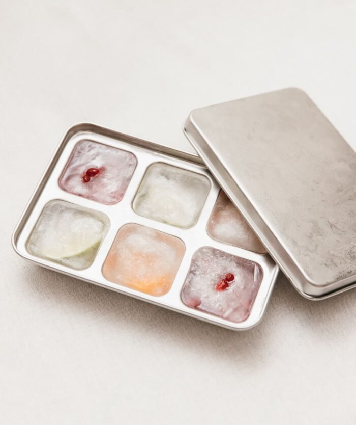 Glaçons aux fruits dans Les Carrés Givrés de Casavida, bac à maxi glaçons carrés en inox avec couvercle