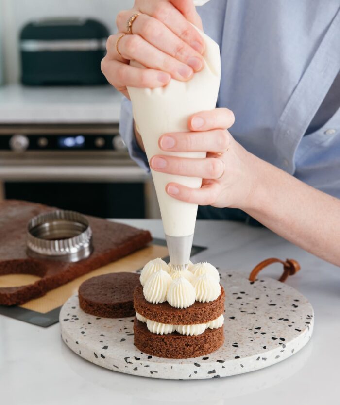 Mini layer cake garni de crème à la poche à douille, L'Élite du Pochage de Casavida