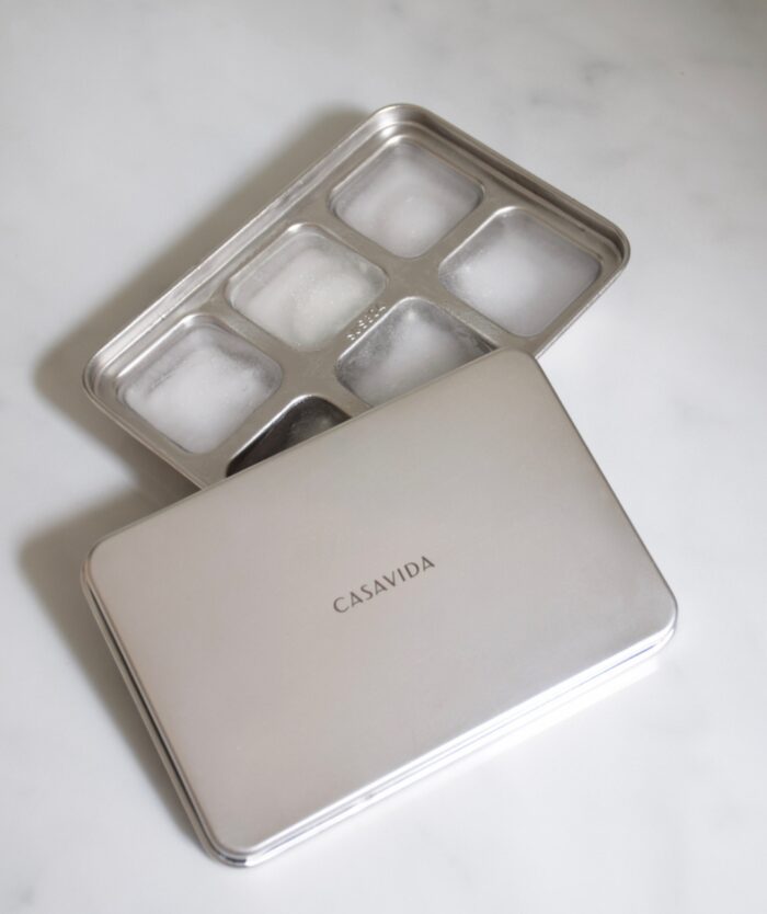 Les Carrés Givrés de Casavida ouverts avec leur couvercle gravé Casavida, bac à 6 glaçons en acier inoxydable