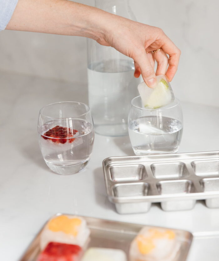 Maxi glaçon carré sorti des Les Carrés Givrés de Casavida et ajouté dans un verre d'eau