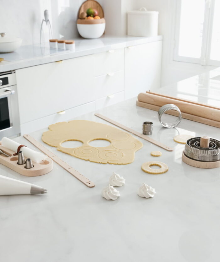 Le Collector Pack Pâtisserie de Casavida : ustensiles de pâtisserie en bois et inox et biscuits en préparation