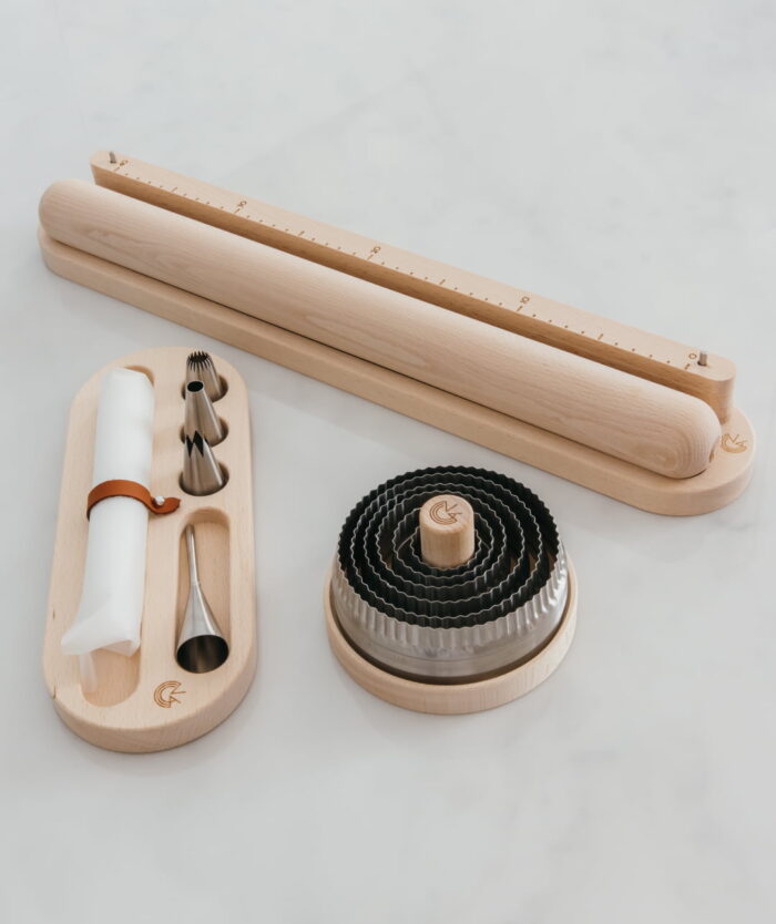 Le Collector Pack Pâtisserie de Casavida : rouleau et règles, socle de douilles et emporte-pièces sur leurs socles en bois