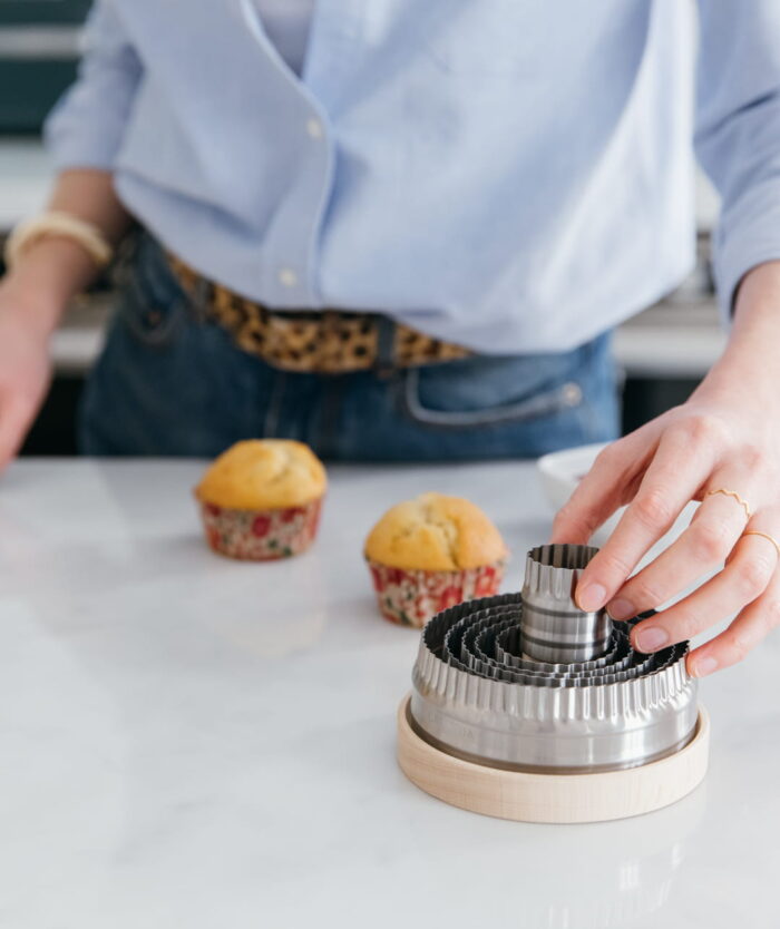 Petit emporte-pièce de 3,5 cm de Les Couronnes de Découpe de Casavida utilisé en pâtisserie