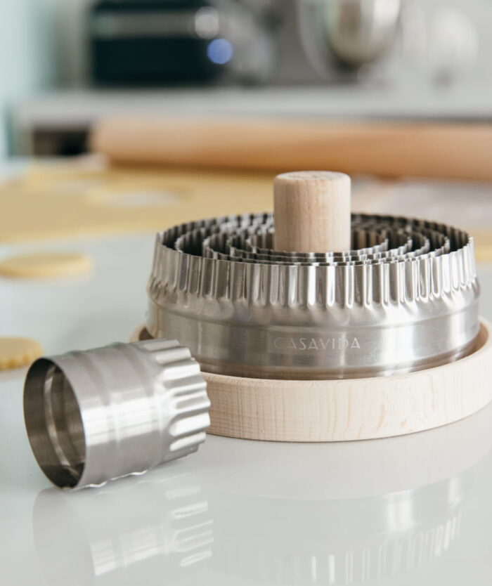 Emporte-pièce en inox à bord cannelé et socle de Les Couronnes de Découpe de Casavida