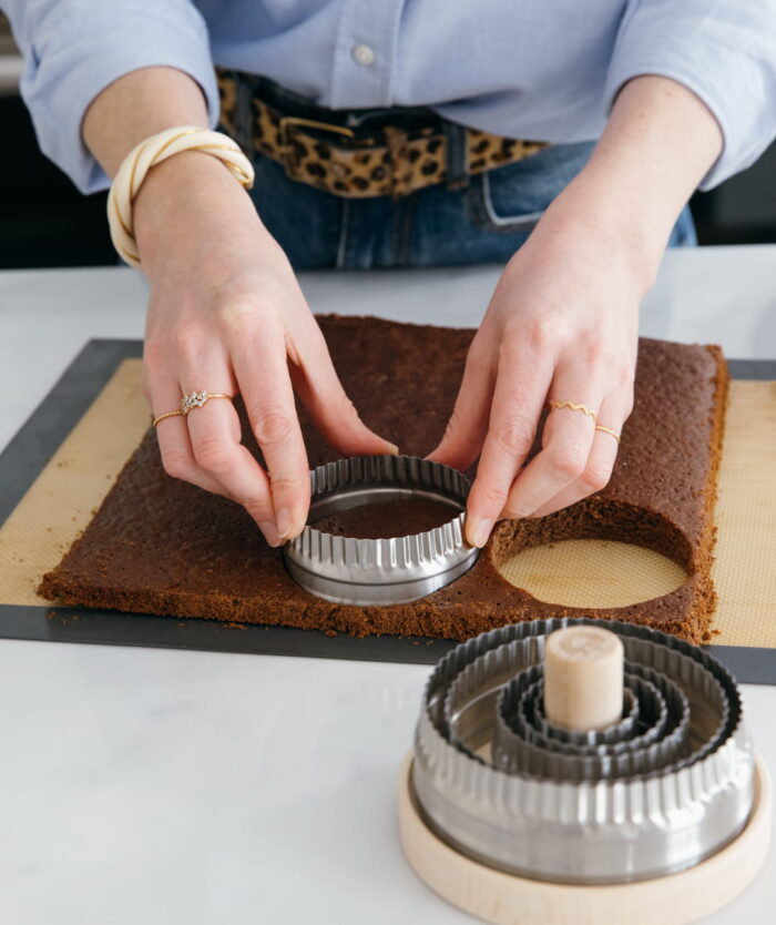 Gâteau au chocolat découpé en ronds avec Les Couronnes de Découpe de Casavida, emporte-pièce en inox