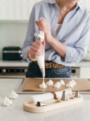 Meringues pochées avec L'Élite du Pochage de Casavida, socle de rangement sur le plan de travail
