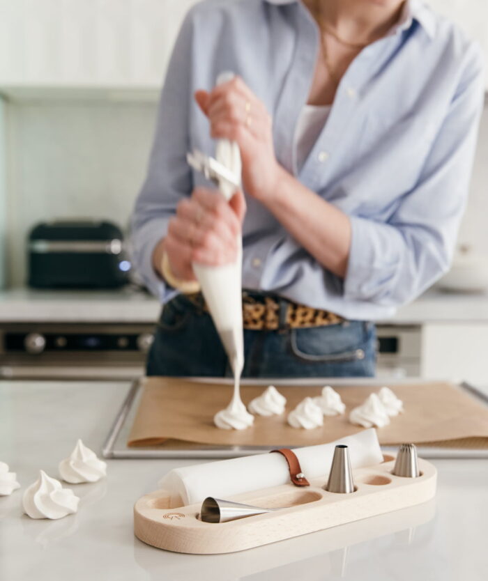 Meringues pochées avec L'Élite du Pochage de Casavida, socle de rangement sur le plan de travail