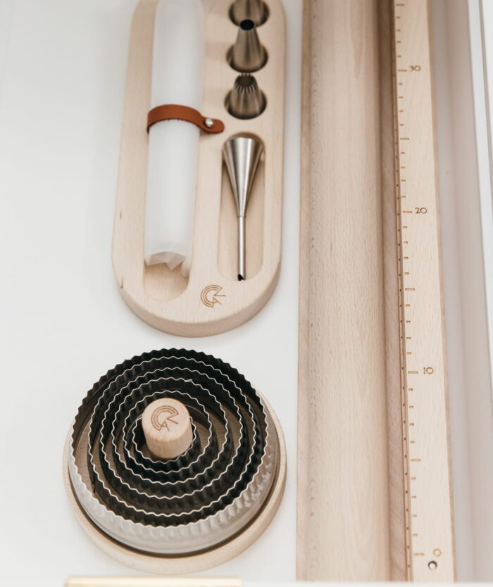 Socles en bois de L'Élite du Pochage et des Les Couronnes de Découpe avec le rouleau du Le Perfecteur de Pâte