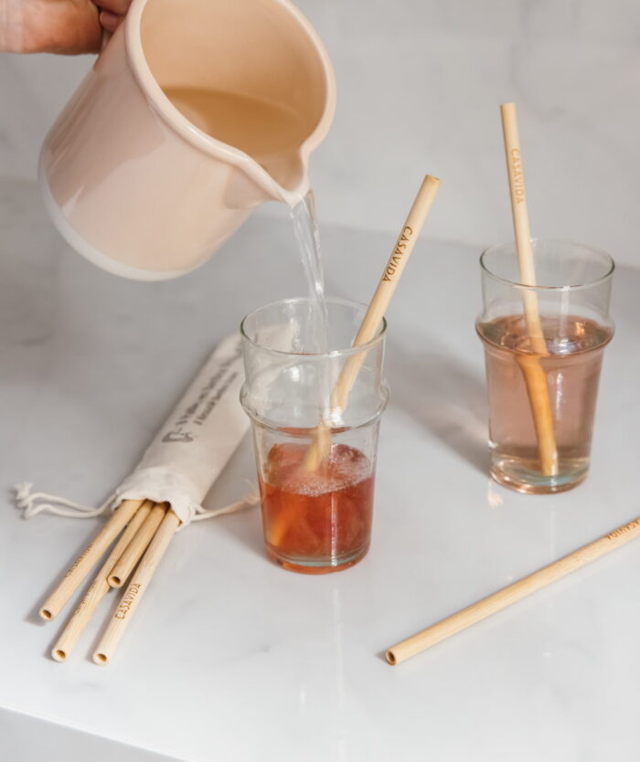 Les Charmantes Pailles Bambou de Casavida, pailles réutilisables en bambou gravées dans des verres de thé glacé
