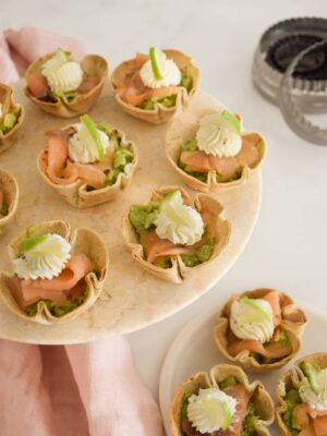 Recette pour l'apéritif ou apéro dinatoire: tortilla bowls au guacamole, philadelphia et saumon fumé.