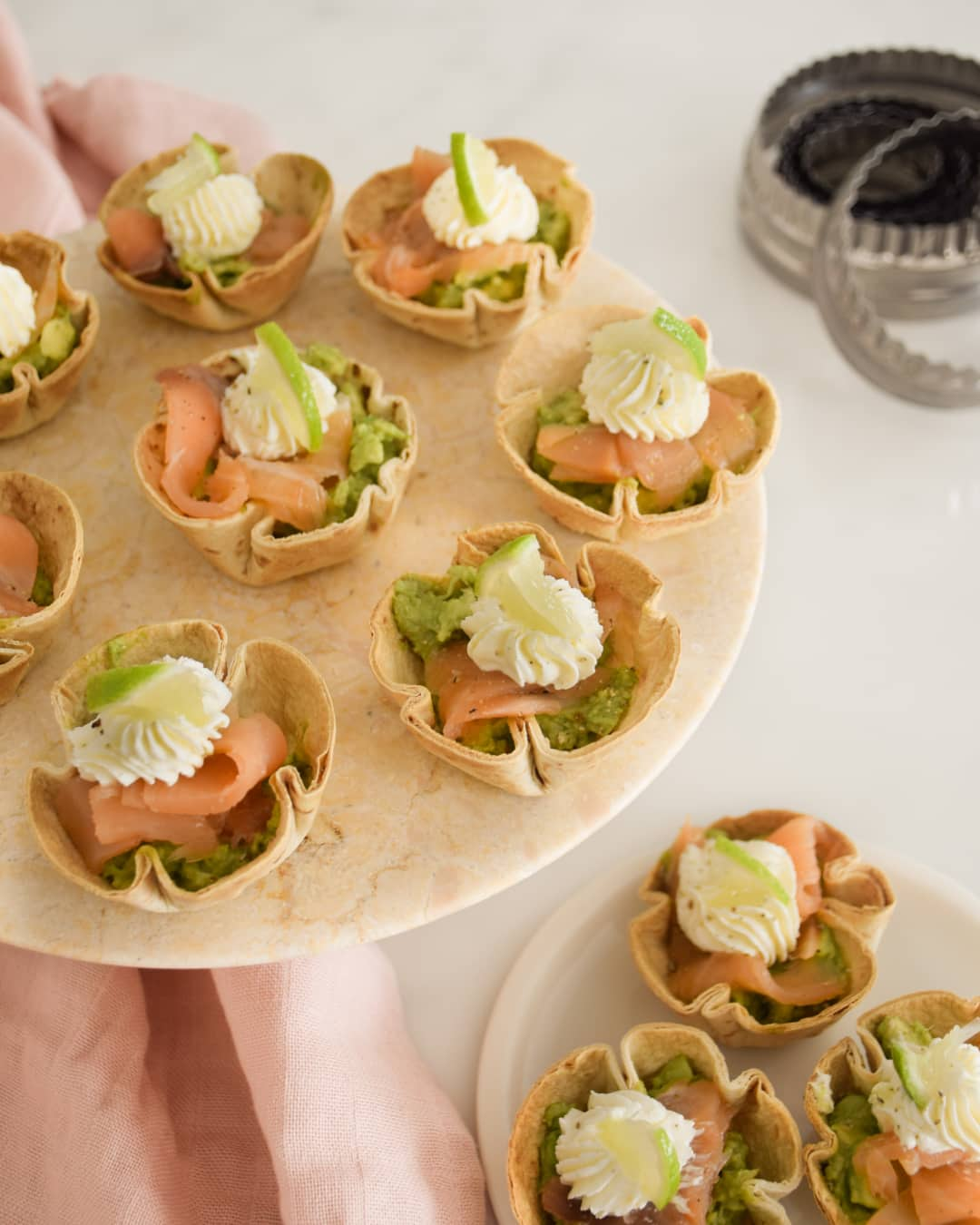 Recette pour l'apéritif ou apéro dinatoire: tortilla bowls au guacamole, philadelphia et saumon fumé.