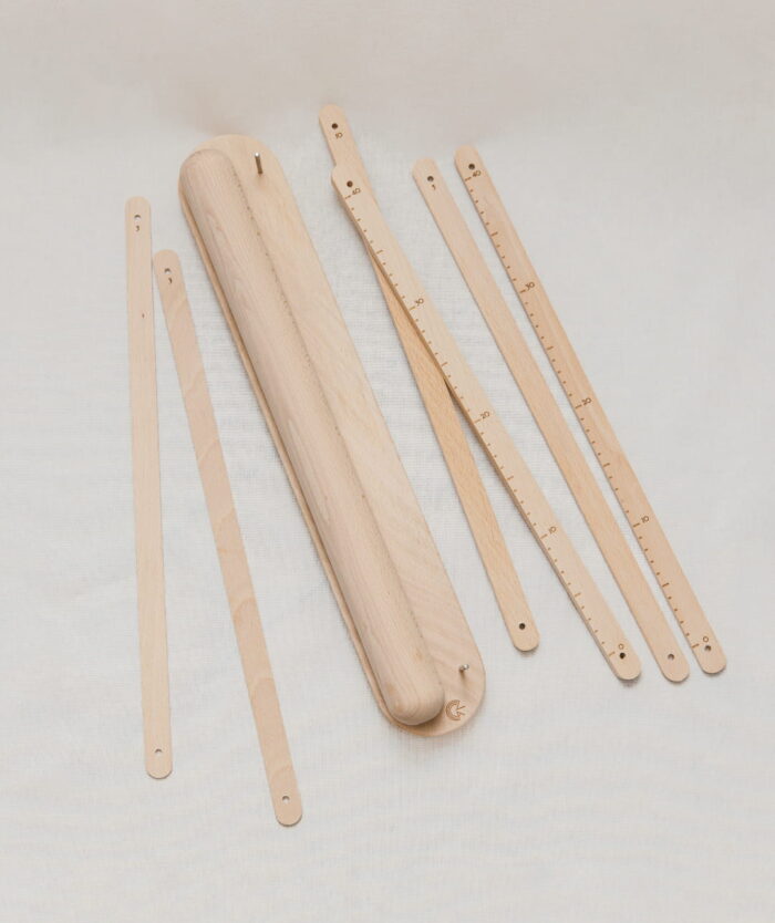 Le Perfecteur de Pâte de Casavida : rouleau en bois dans son socle et 6 règles à pâtisserie