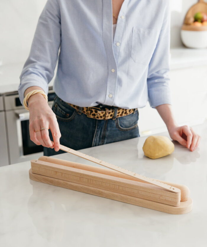 Règles à pâtisserie rangées dans le socle en bois du Le Perfecteur de Pâte de Casavida