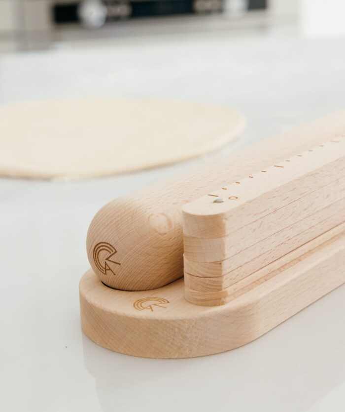 Détail du rouleau et des règles gravés du logo Casavida sur le socle du Le Perfecteur de Pâte de Casavida