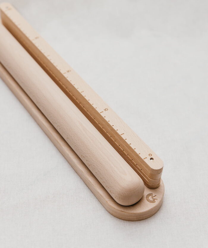 Rouleau à pâtisserie en bois de hêtre posé sur son socle, Le Perfecteur de Pâte de Casavida