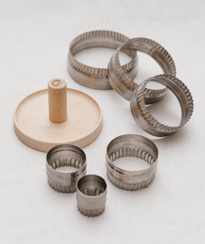 Set de 6 emporte-pièces ronds réversibles en inox et socle en bois, Les Couronnes de Découpe de Casavida
