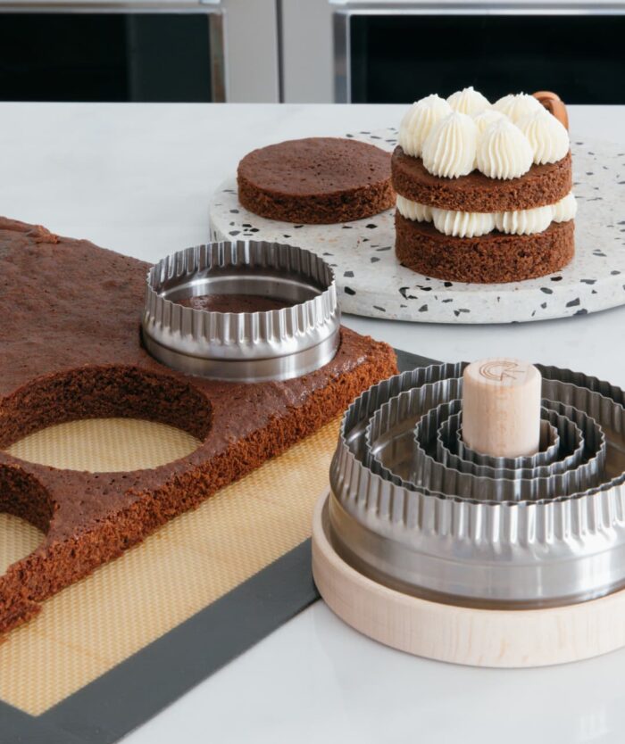 Mini layer cake au chocolat découpé avec Les Couronnes de Découpe de Casavida