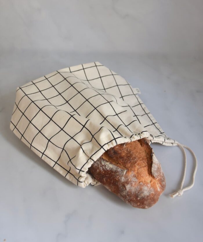 Miche de pain dans La Sache à Pains de Casavida, sac à pain réutilisable en coton à carreaux à doublure résistante à l'eau