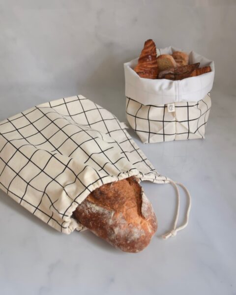 La Sache à Pains de Casavida, sac à pain réutilisable en coton à carreaux avec une miche et une corbeille de viennoiseries