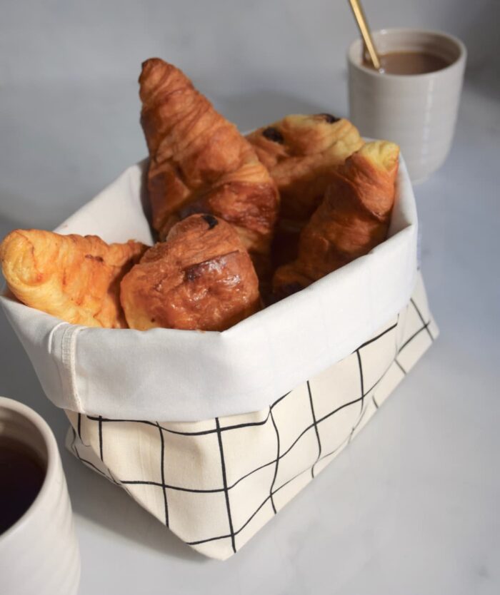 La Sache à Pains de Casavida retournée en corbeille à pain remplie de croissants