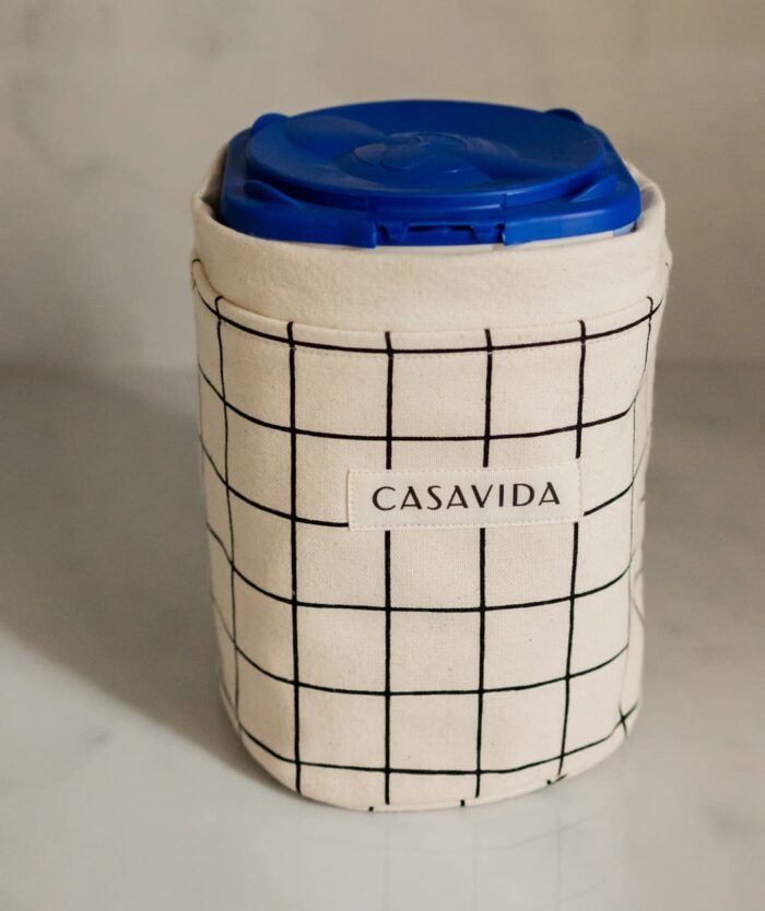 L'Écrin à Lait Bébé de Casavida, housse en coton à carreaux qui habille une boîte de lait infantile