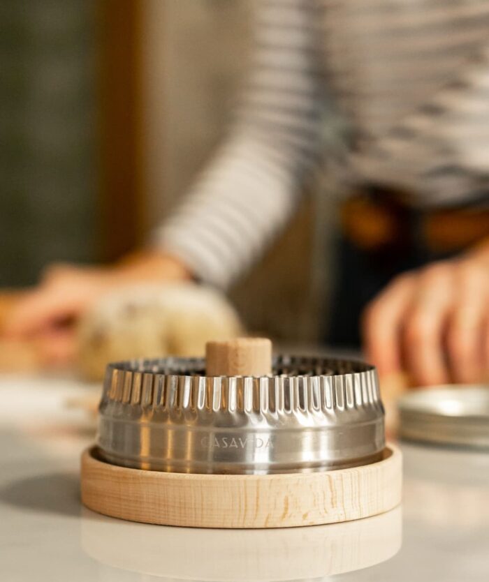 Les Couronnes de Découpe de Casavida sur leur socle, emporte-pièces lisses et cannelés en inox