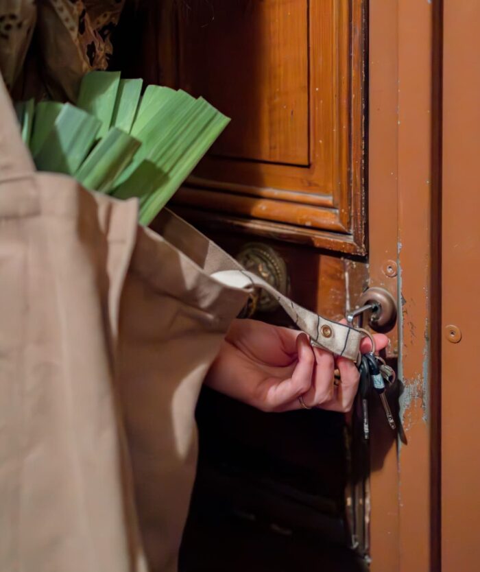 Clés tirées du cabas grâce à La Bande Attache-Tout de Casavida, bande porte-clés clipsable en coton