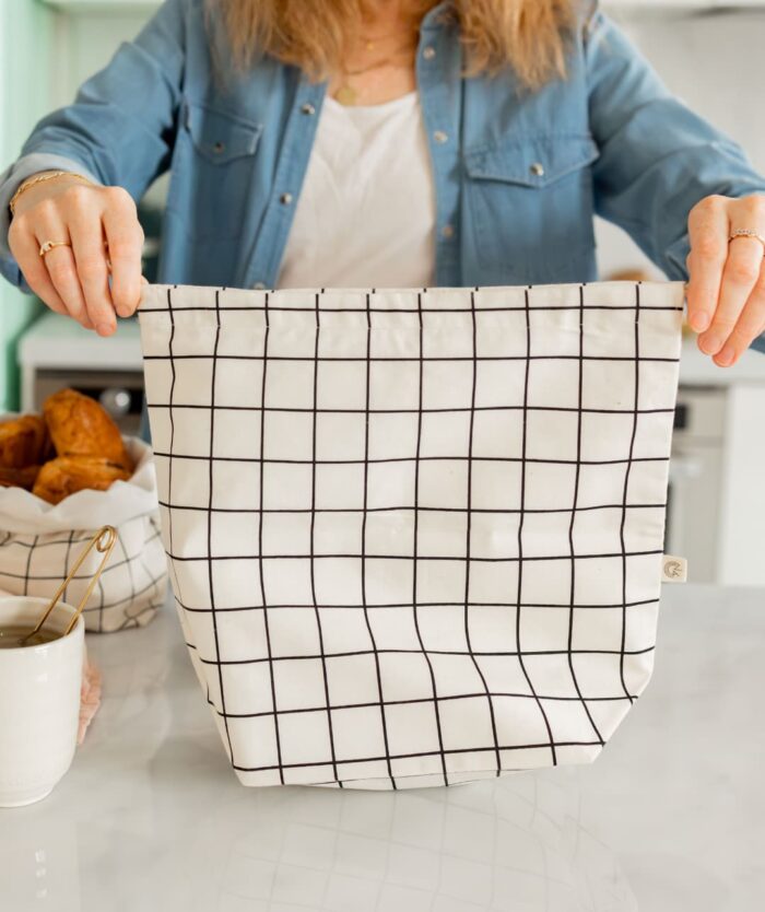 Femme dépliant La Sache à Pains de Casavida, sac à pain et corbeille en coton à carreaux