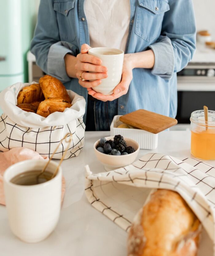 Petit-déjeuner avec La Sache à Pains de Casavida en corbeille de viennoiseries et en sac à pain