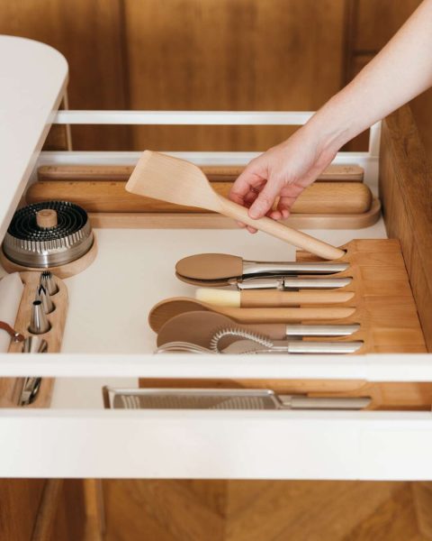 Tiroir de cuisine organisé avec les ustensiles et Socles Ingénieux couchés du Le Collector Pack Les Indispensables de Casavida