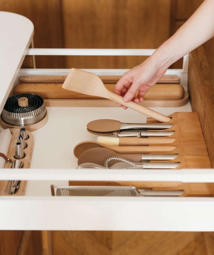 Tiroir de cuisine organisé avec les ustensiles et Socles Ingénieux couchés du Le Collector Pack Les Indispensables de Casavida