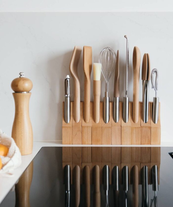 Le Collector Pack Les Indispensables de Casavida rangé à côté des plaques de cuisson, ustensiles à portée de main