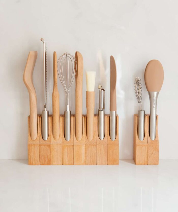 Les 10 ustensiles en bois, inox et silicone de Le Collector Pack Les Indispensables de Casavida dans leurs socles aimantés