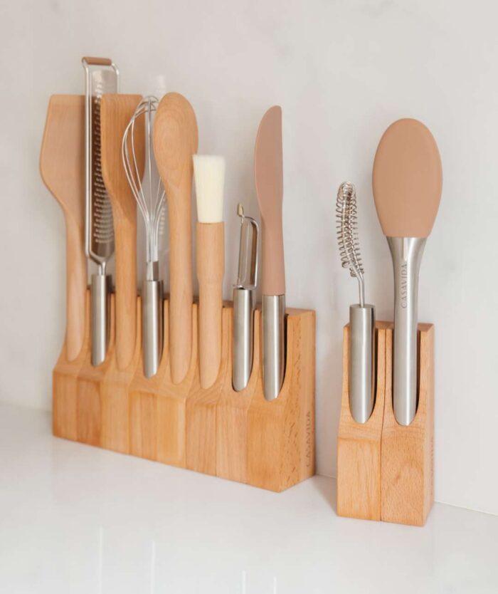 Le Collector Pack Les Indispensables de Casavida : 10 ustensiles de cuisine rangés debout dans leurs Socles Ingénieux en bois de hêtre