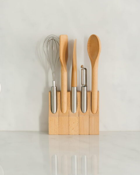 Le Starter Pack Les Indispensables de Casavida : 5 ustensiles de cuisine rangés debout dans leurs socles en bois