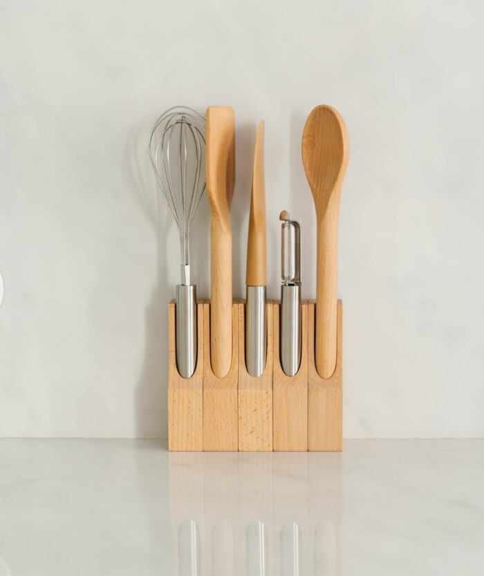 Le Starter Pack Les Indispensables de Casavida : 5 ustensiles de cuisine rangés debout dans leurs socles en bois