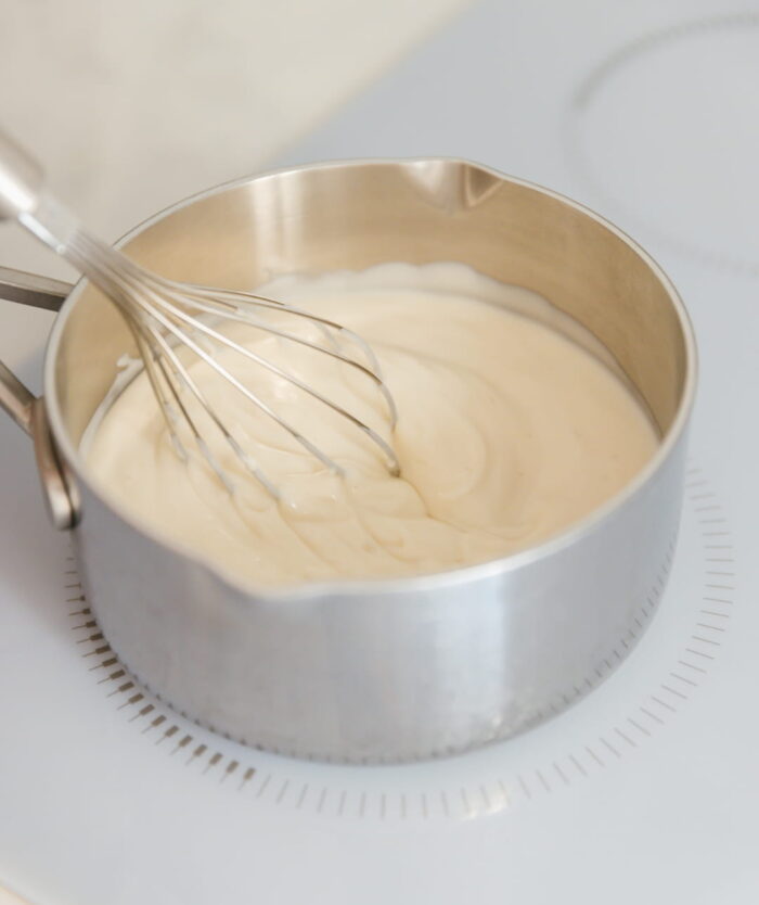 Béchamel fouettée dans une casserole avec Le Fouet Énergique de Casavida