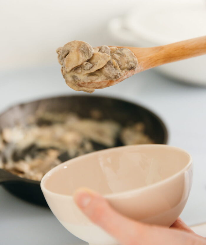 La Cuillère Fétiche de Casavida servant des champignons à la crème dans un bol