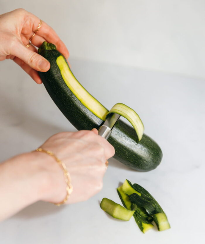 Courgette épluchée avec L'Éplucheur Précis de Casavida, économe en inox à lame rotative