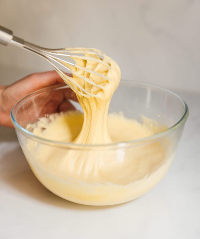 Pâte lisse soulevée par Le Fouet Énergique de Casavida, fouet sans fatigue du poignet