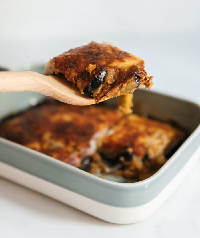 Part de lasagnes soulevée avec La Palette Coudée de Casavida, spatule de cuisine en bois
