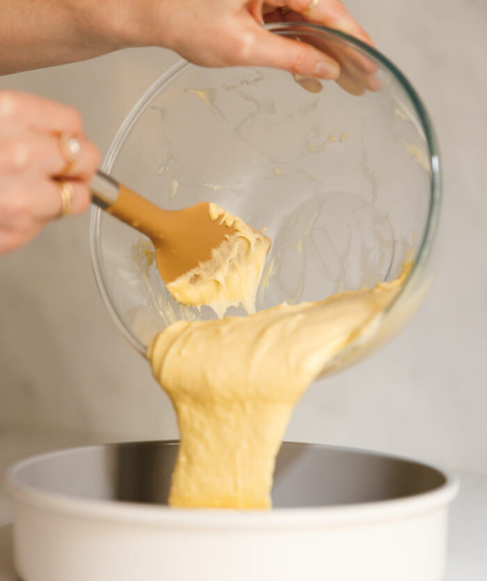 Pâte versée d'un saladier raclé avec La Maryse Consciencieuse de Casavida, maryse de pâtisserie