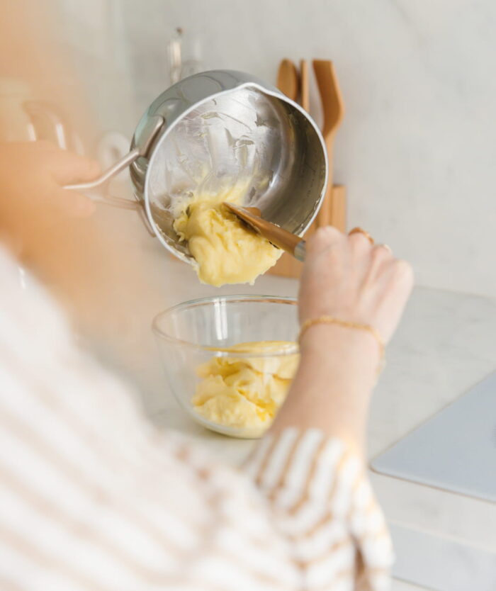 Crème versée d'une casserole avec La Maryse Consciencieuse de Casavida, spatule silicone souple