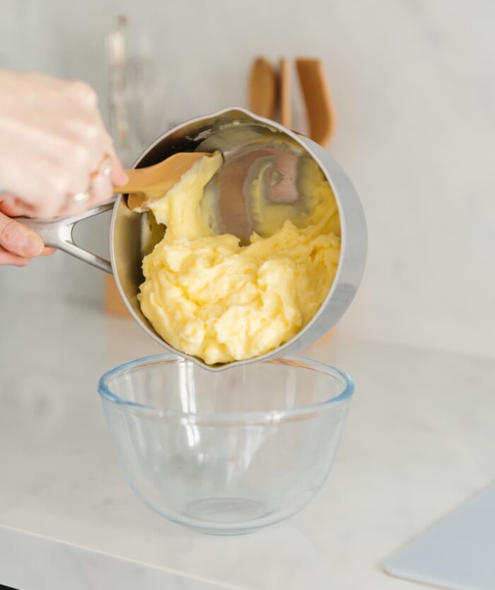 Crème pâtissière versée d'une casserole avec La Maryse Consciencieuse de Casavida