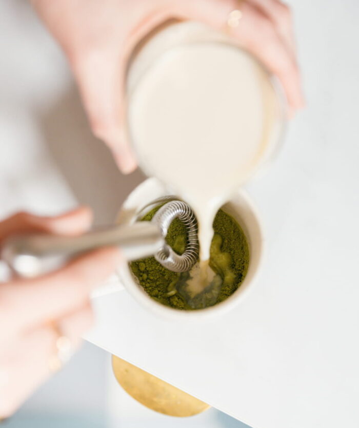 Lait versé sur du matcha fouetté avec Le mini Fouet Malin de Casavida