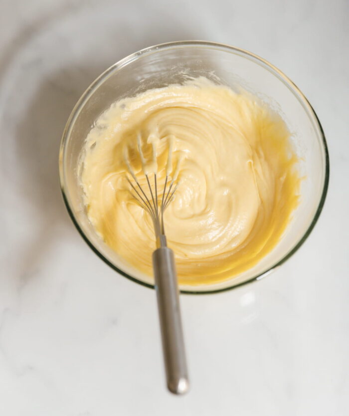 Crème fouettée dans un bol vue de dessus avec Le Fouet Énergique de Casavida
