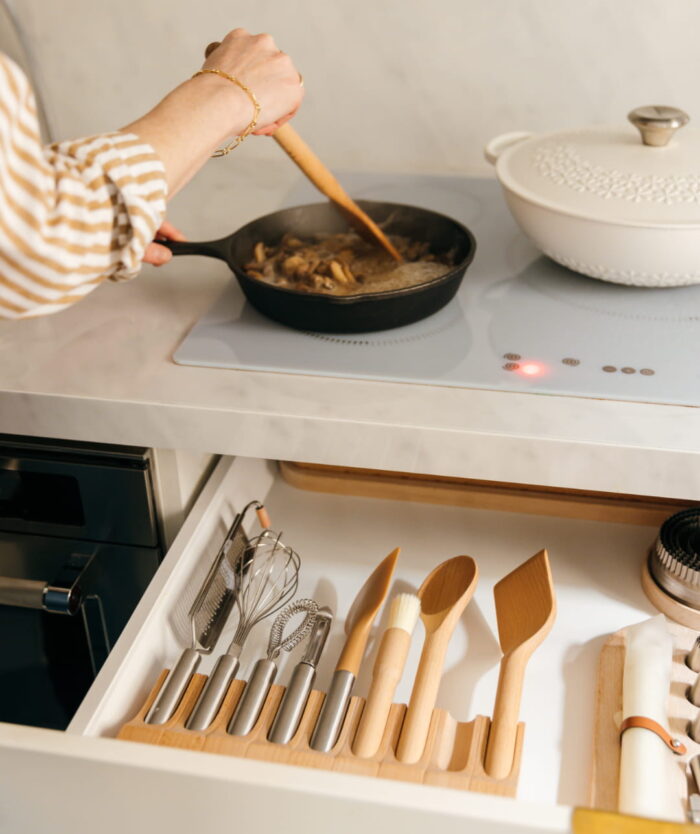 Cuisine avec La Palette Habile de Casavida en action et un tiroir d'ustensiles Casavida rangés dans leurs socles