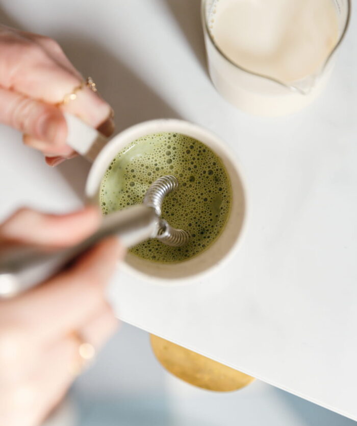 Matcha fouetté sans grumeaux avec Le mini Fouet Malin de Casavida